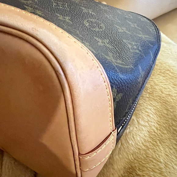 Louis Vuitton Alma PM Monogram Handbag. - Picture 4 of 15